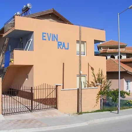 Evin Rai בית הארחה *